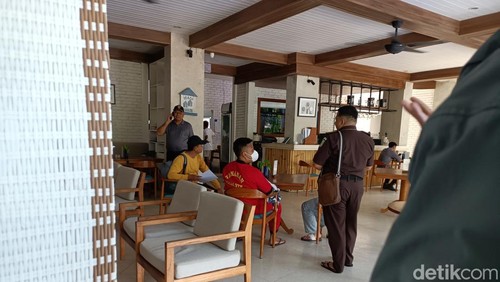 Ditreskrimum Polda NTB menggelar rekonstruksi tewasnya Brigadir Nurhadi, dengan diperagakan langsung oleh ketiga tersangka di Villa Tekek The Beach House Resort & SPA. (Foto: Abdurrasyid Efendi/detikBali).