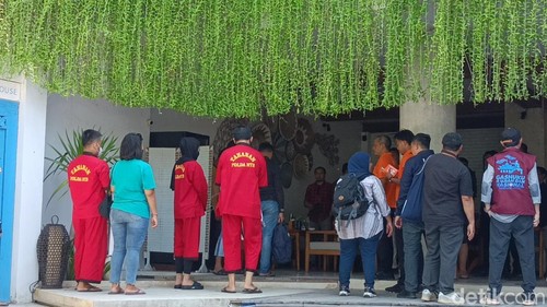 Ditreskrimum Polda NTB menggelar rekonstruksi tewasnya Brigadir Nurhadi, dengan diperagakan langsung oleh ketiga tersangka di Villa Tekek The Beach House Resort & SPA. (Foto: Abdurrasyid Efendi/detikBali).