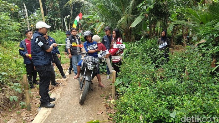 Rekonstruksi kasus pembunuhan terhadap balita AK (3) di Desa Adimulya, Kecamatan Wanareja, Kabupaten Cilacap, Senin (11/8/2025). Balita ini tewas di tangan pria selingkuhan ibu kandungnya.