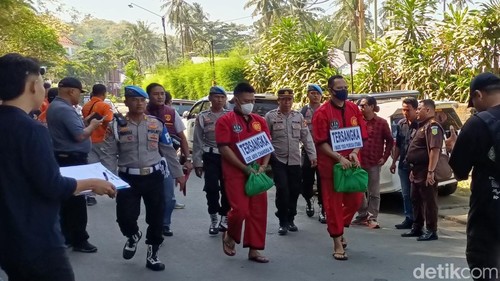 Rekonstruksi kasus tewasnya Brigadir Nurhadi yang diperankan langsung oleh para tersangka, Senin (11/8/2025).