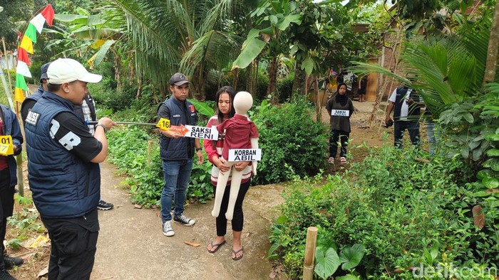 RI (23) ibu kandung balita tewas dibunuh kekasih gelapnya FI (23) juga ditetapkan polisi sebagai tersangka, Senin (11/8/2025).