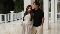 Rizky Febian menuliskan kisah minder PDKT ke Mahalini dulu lewat lagu baru berjudul Malam Rawan. Lagu ini saya ciptakan, saya dedikasikan untuk yang sekarang sudah jadi istri saya. Biar dia tahu bahwa lagu ini saya tarik mundur ketika momen saya ingin mendekatkan diri kepada dirinya, katanya. (Foto: dok Instagram rizkyfbian)