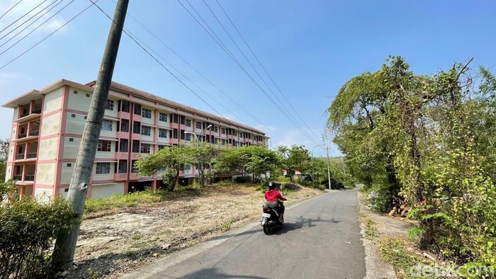 Rusunawa Giripeni Kulon Progo mangkrak sejak 2017. Bangunan ini belum difungsikan karena masih berstatus Bangunan Milik Negara (BMN). Foto diambil Senin (11/8/2025).