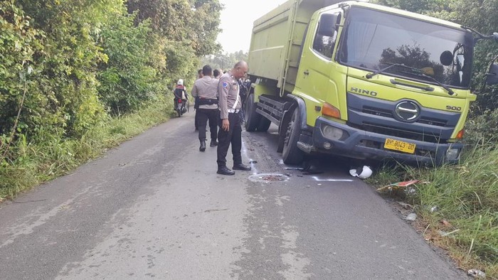 Saat petugas kepolisian mengevakuasi jenazah korban ke RSUD Sekayu