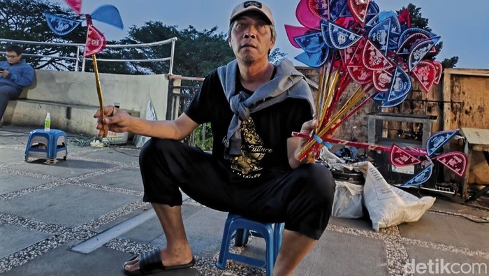 Saleh saat berjualan otok-otok di Alun-alun Kota Kuningan
