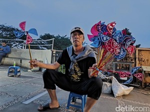 Cerita Saleh Menyemai Asa dari Jualan Permainan Tradisional Otok-otok