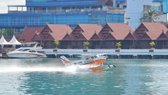 Pemprov Sulawesi Selatan (Sulsel) menjadi pemerintah daerah pertama di Indonesia yang menginisiasi layanan transportasi pesawat amfibi atau seaplane.