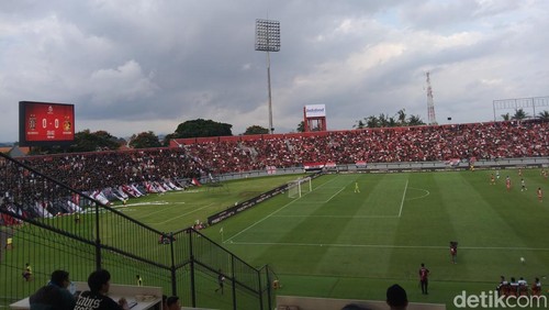 Sebanyak 10.382 penonton hadir menyaksikan Bali United vs Persik Kediri di Stadion Kapten I Wayan Dipta, Gianyar, Minggu (10/8/2025).