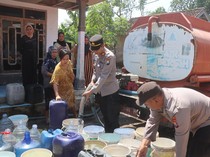 Tangani Kekeringan, Polres Probolinggo bersama BPBD Salurkan Air Bersih