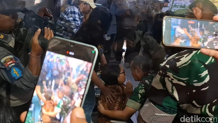 Sepriana Paulina Mirpey, ibunda Prada Lucky Chepril Saputra Namo, histeris dan berlutut di hadapan Pangdam IX/Udayana Mayjen TNI Piek Budyakto, Senin (11/8/2025).