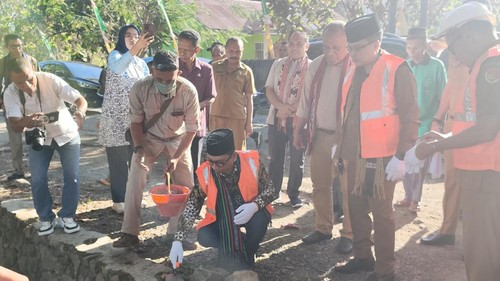Sesmenko IKP, Ayodhia GL Kalake, melakukan groundbreaking jalan nasional di Alor, NTT,  Senin (11/8/2025). (Dok. Dinas PUPR NTB)
