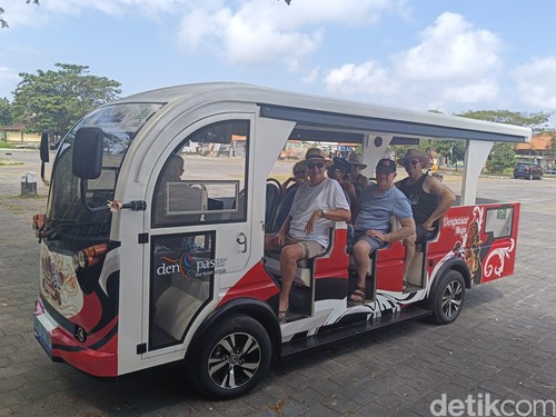 Shuttle bus listrik di kawasan Sanur, Denpasar, Bali pada Senin (11/8/2025). (Ni Made Lastri Karsiani Putri-detikBali)