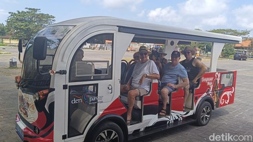 Shuttle bus listrik di kawasan Sanur, Denpasar, Bali pada Senin (11/8/2025). (Ni Made Lastri Karsiani Putri-detikBali)