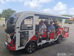 Turis-turis Asing Antusias Coba Bus Listrik di Sanur