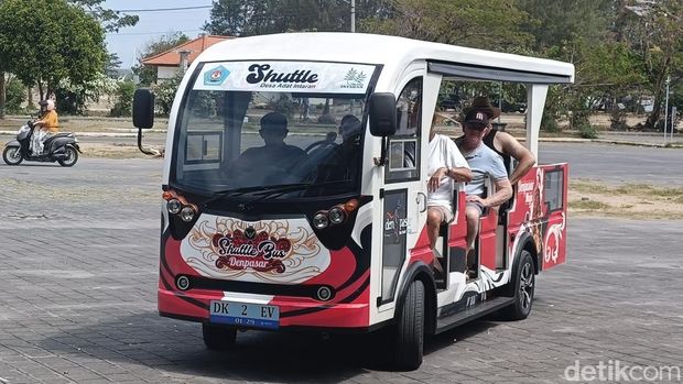 Shuttle bus listrik di kawasan Sanur, Denpasar, Bali pada Senin (11/8/2025). (Ni Made Lastri Karsiani Putri-detikBali)