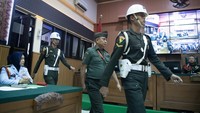 Majelis hakim menyatakan terdakwa terbukti secara sah dan meyakinkan bersalah melakukan perbuatan tindak pidana, subsider Pasal 338 KUHP tentang pembunuhan, Undang-Undang Darurat Nomor 12 Tahun 1951 tentang Kepemilikan Senjata Api dan Senjata Tajam Secara Ilegal, serta Pasal 303 KUHP tentang tindak pidana perjudian, serta Pasal 303 KUHP tentang tindak pidana perjudian. Foto: ANTARA FOTO/NOVA WAHYUDI