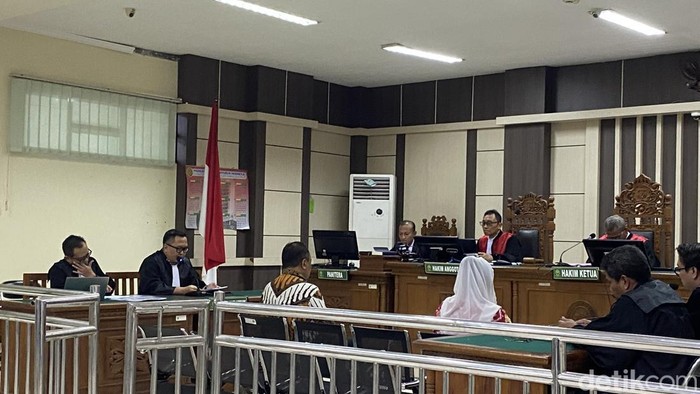Jaksa KPK saat membacakan replik di persidangan kasus korupsi dengan terdakwa eks Walkot Semarang Hevearita G Rahayu dan suaminya, Alwin Basri di Pengadilan Tipikor Semarang, Senin (11/7/2025).