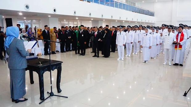 Wali Kota (Walkot) Kendari Siska Karina Imran melantik 55 lurah dan pengawas di lingkup Pemerintah Kota (Pemkot) Kendari, Sulawesi Tenggara (Sultra).