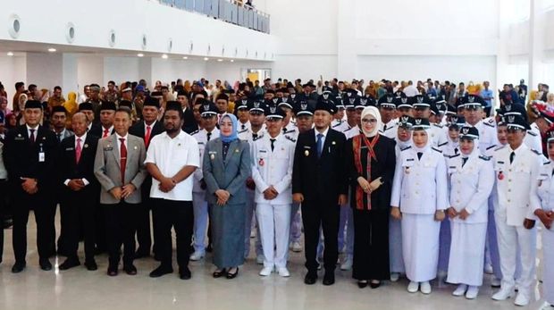 Wali Kota (Walkot) Kendari Siska Karina Imran melantik 55 lurah dan pengawas di lingkup Pemerintah Kota (Pemkot) Kendari, Sulawesi Tenggara (Sultra).