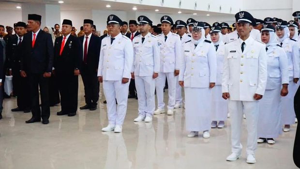 Wali Kota (Walkot) Kendari Siska Karina Imran melantik 55 lurah dan pengawas di lingkup Pemerintah Kota (Pemkot) Kendari, Sulawesi Tenggara (Sultra).