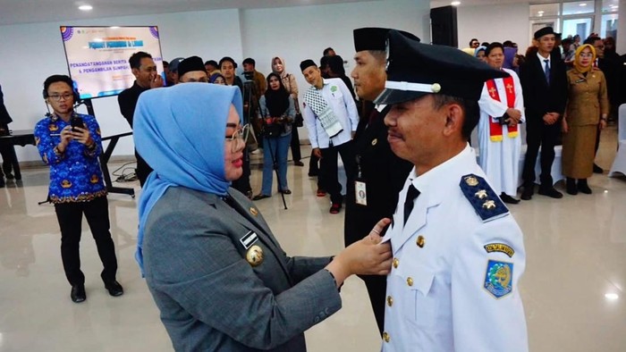 Wali Kota (Walkot) Kendari Siska Karina Imran melantik 55 lurah dan pengawas di lingkup Pemerintah Kota (Pemkot) Kendari, Sulawesi Tenggara (Sultra).
