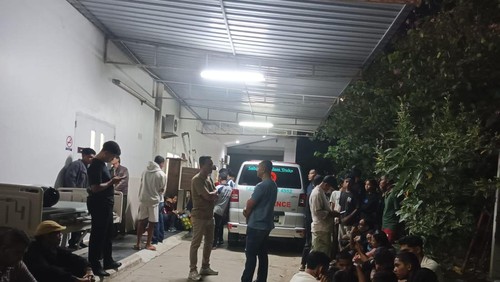 Keluarga, guru dan siswa SMKN 3 Komodo berada di RS Siloam Labuan Bajo, Manggarai Barat, NTT, Senin (11/8/2025) malam).
