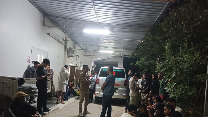 Keluarga, guru dan siswa SMKN 3 Komodo berada di RS Siloam Labuan Bajo, Manggarai Barat, NTT, Senin (11/8/2025) malam).