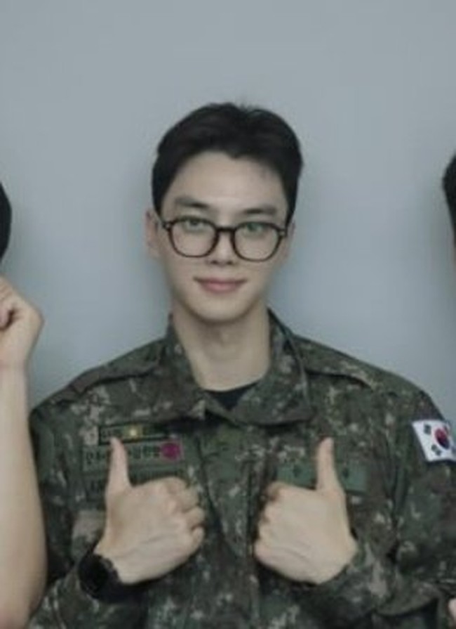 Dalam salah satu foto yang diambil bersama teman-temannya, Song Kang tampil memakai kacamata. Penampilannya mengingatkan netizen pada karakter Clark Kent alias Superman, yang maskulin dan memikat. Foto: Instagram