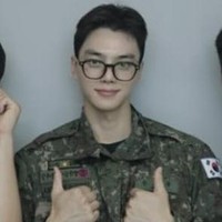 Dalam salah satu foto yang diambil bersama teman-temannya, Song Kang tampil memakai kacamata. Penampilannya mengingatkan netizen pada karakter Clark Kent alias Superman, yang maskulin dan memikat. Foto: Instagram