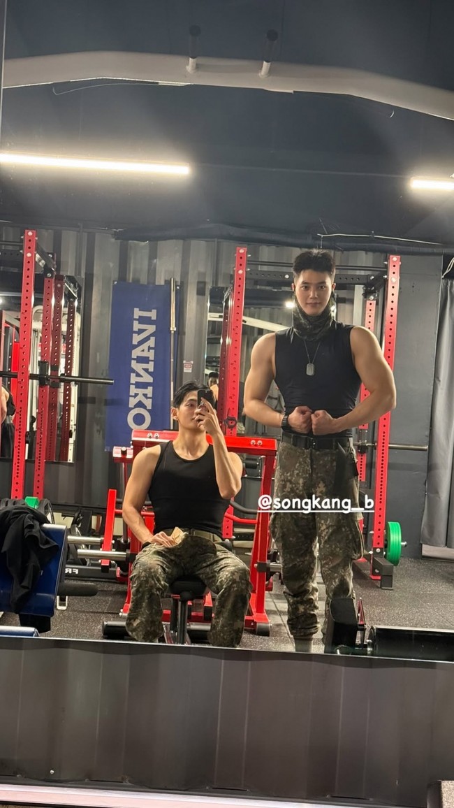 Momen Song Kang dan V BTS flexing otot di gym juga membuat penggemar terperangah. Mengingat sebelumnya kedua artis tampan ini memiliki bentuk tubuh kurus, namun kini jadi “big boy.” Foto: Instagram