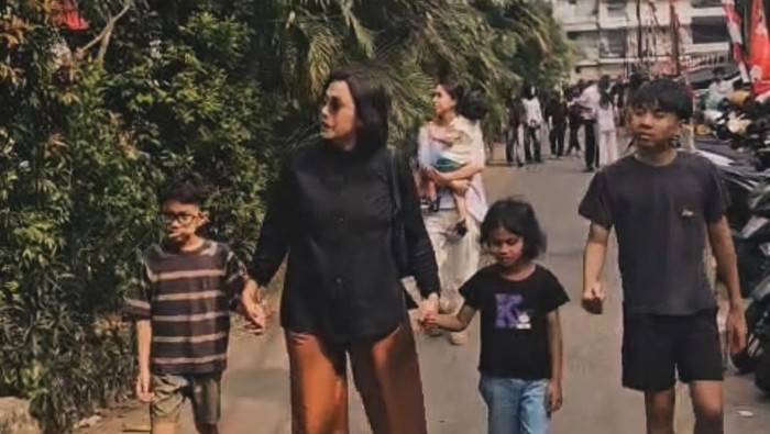 Sri Mulyani, Menteri Keuangan RI menghabiskan akhir pekan bersama keluarga tercinta di Blok M