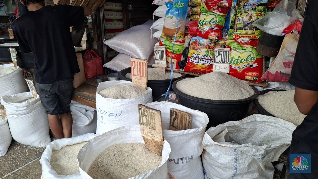 Suasana warung sembako di kawasan Pasar Minggu, Jakarta Selatan, Selasa (11/8/2025). (CNBC Indonesia/Chandra Dwi Pranata)