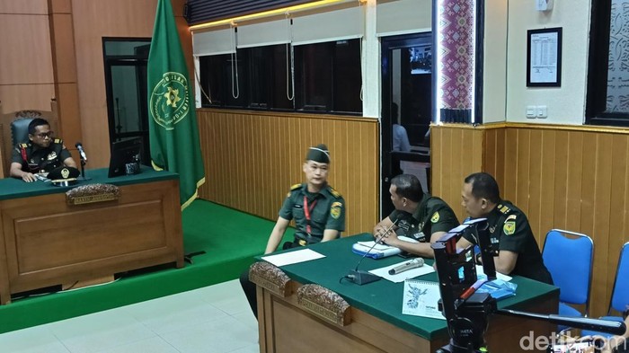 Terdakwa Peltu Lubis saat berdiskusi dengan kuasa hukumnya atas vonis yang dijatuhkan hakim kepadanya.