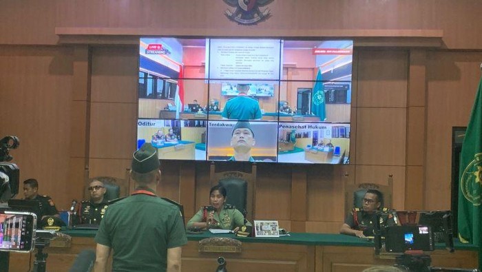 Terdakwa Peltu Yun Heri Lubis pada sidang pembacaan vonis yang diketuai hakim Mayor CHK Kowad Endah Wulandari di Pengadilan I-04 Palembang, Senin (11/8/2025). (ANTARA/Ahmad Rafli Baiduri)