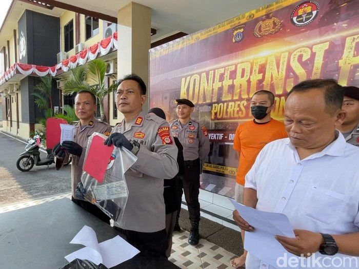 Tersangka kasus pencurian uang kotak infak saat dihadirkan dalam rilis kasus di Mapolres Kulon Progo, Senin (11/8/2025).