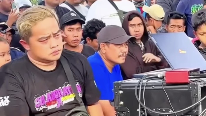Sikap Thomas Alva Edi Sound alias Memed yang viral saat menata suara sound horeg.