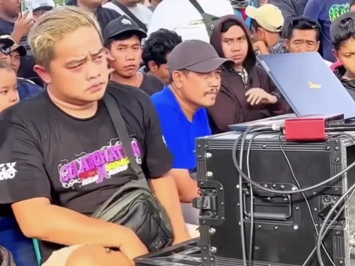 Sikap Thomas Alva Edi Sound alias Memed yang viral saat menata suara sound horeg.