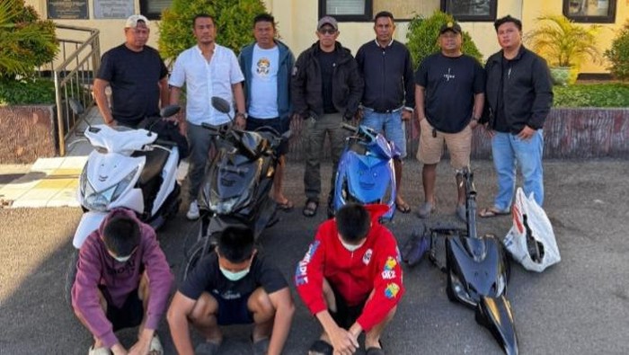 Tiga pelajar yang terlibat pencurian motor di Kota Kupang, NTY, saat diamankan di Mapolresta Kupang Kota.