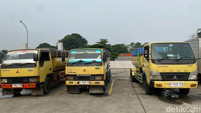 Tiga pemilik truk yang membuang limbah ke selokan di Jaktim akan menjalani sidang tindak pidana ringan (tipiring). Mereka terancam didenda maksimal Rp 20 juta. (Devi P/detikcom)