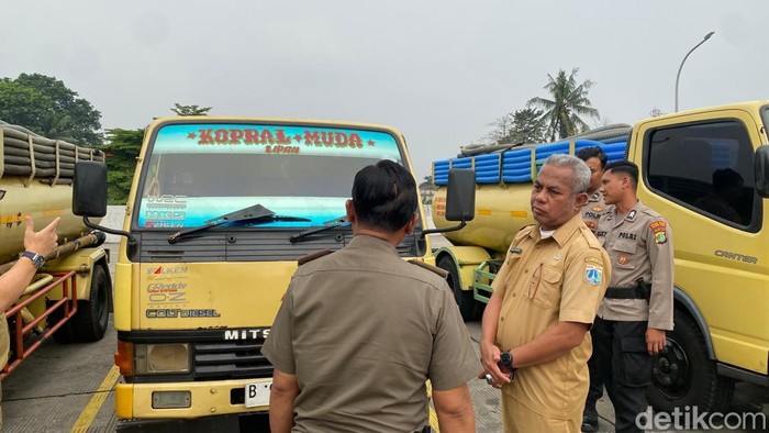 Tiga pemilik truk yang membuang limbah ke selokan di Jaktim akan menjalani sidang tindak pidana ringan (tipiring). Mereka terancam didenda maksimal Rp 20 juta. (Devi P/detikcom)