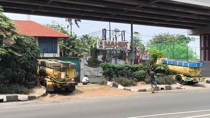 Tiga truk sedot tinja diduga membuang limbah domestik ke selokan di Jalan DI Panjaitan, Jaktim. Dinas Lingkungan Hidup (DLH) akan memberi sanksi. (ANTARA/Siti N)