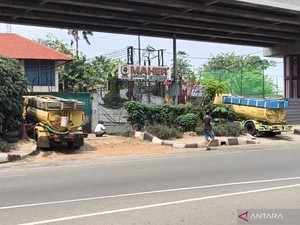 Warga Heran dan Jijik Lihat 3 Truk Buang Tinja ke Selokan di Jaktim