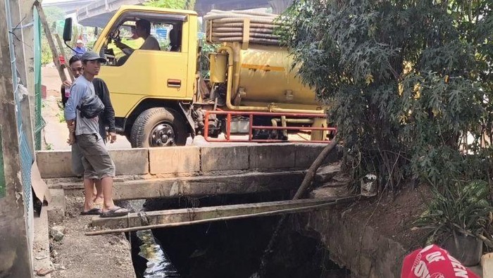 Tiga truk sedot tinja diduga membuang limbah domestik ke selokan di Jalan DI Panjaitan, Jaktim. Dinas Lingkungan Hidup (DLH) akan memberi sanksi. (ANTARA/Siti N)