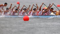Tim perahu naga Indonesia melaju kencang di nomor open 2.000 meter World Games 2025, Chengdu, China, Minggu (10/8/2025). REUTERS/Lisi Niesner