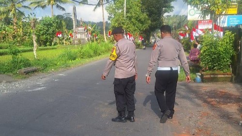 Personel Satlantas Polres Karangasem saat melakukan olah TKP di lokasi kejadian, Senin (11/8/2025). (dok. Polres Karangasem)