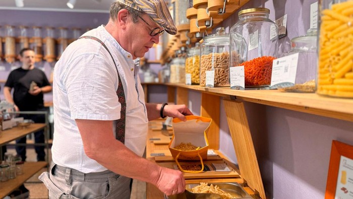 Toko Zero-Waste Munich Ajak Warga Belanja Ramah Lingkungan Stephan Hilper, co founder of the shop