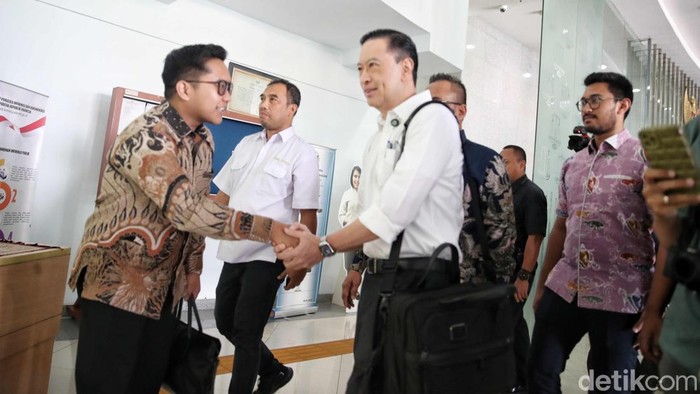 Tom Lembong Laporkan Hakim ke KY Usai Dapat Abolisi Mantan Menteri Perdagangan Tom Lembong mendatangi Komisi Yudisial untuk melaporkan majelis hakim yang menghukumnya dalam kasus korupsi impor gula.