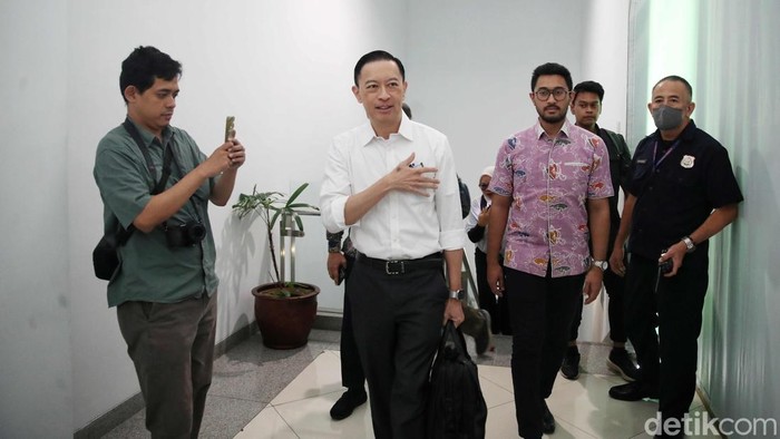 Tom Lembong Laporkan Hakim ke KY Usai Dapat Abolisi Mantan Menteri Perdagangan Tom Lembong mendatangi Komisi Yudisial untuk melaporkan majelis hakim yang menghukumnya dalam kasus korupsi impor gula.