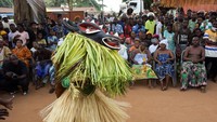 Kerumunan penonton antusias menyaksikan tarian tradisional dalam festival budaya yang meriah di Benin, menjadi saksi kebangkitan seni topeng Afrika. Foto: REUTERS/Charles Placide Tossou