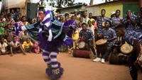 Penari tampil dengan topeng Zaouli yang telah mengubah jalan hidupnya. Foto: REUTERS/Charles Placide Tossou